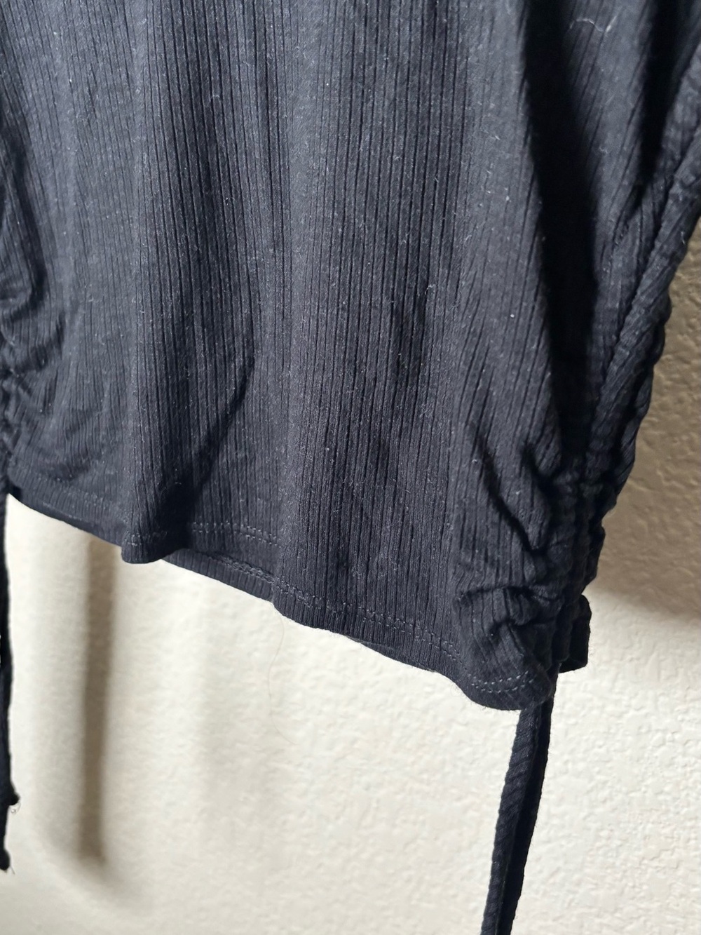 Sky and Sparrow Black Long-Sleeve Cinch-Side Crop Tee - Picture 4 of 4